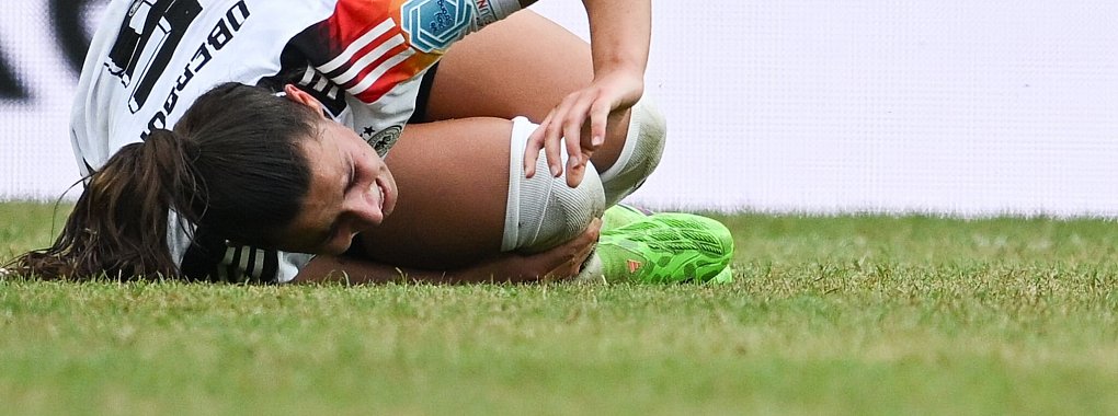 Das Olympia-Aus: Lena Oberdorf verletzt sich im Länderspiel am 16. Juli gegen Österreich schwer am Kreuzband. - © Sebastian Christoph Gollnow/dpa