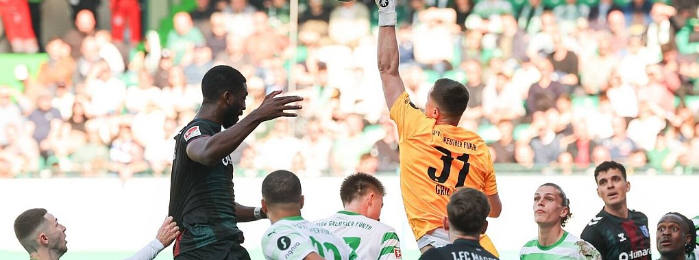 Viel los im Fürther Strafraum. Torwart Lennart Grill faustet den Ball weg. - © Daniel Karmann/dpa