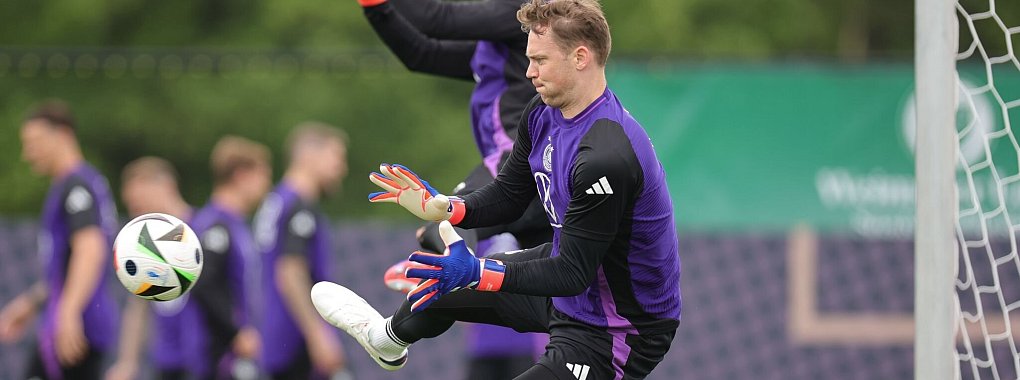 Manuel Neuer (vorne) und Alexander Nübel (hinten) stehen sich am Samstag gegenüber. - © Christian Charisius/dpa