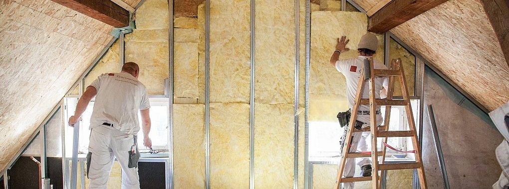 Eine neue Dämmung kann in älteren Immobilien den Wärmeverlust reduzieren und langfristig Energiekosten senken. - © Kai Remmers/dpa-tmn