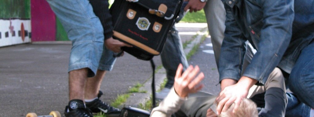 Gewalt f&auml;ngt oft auf dem Schulhof an. - &copy; Polizeiliche Kriminalpr&auml;vention der L&auml;nder und des Bundes
