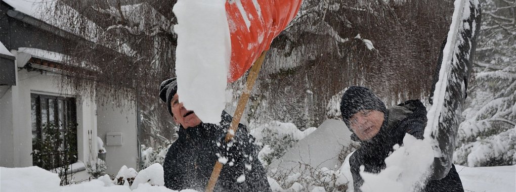 Jörg Prignitz und sein Nachbar Volker Nerlich (rechts) haben hoch oben am Buchenbrink Schneeberge aufgehäuft, die beinahe so groß sind, wie sie selbst. - © Karin Prignitz
