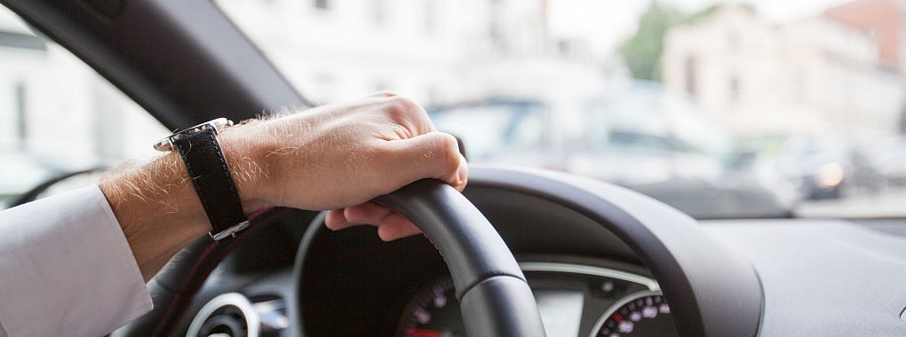 Wer seinen Firmenwagen privat nutzt, muss dies in der Steuer angeben und entweder ein korrekt geführtes Fahrtenbuch führen oder die Ein-Prozent-Regelung nutzen. - © Christin Klose/dpa-tmn