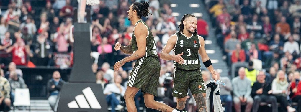 Carsen Edwards (r) lief im dritten Viertel mit 15 Punkten heiß. - © Lukas Barth/dpa