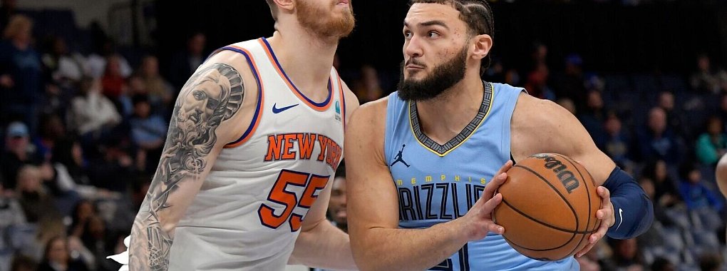 David Roddy von den Memphis Grizzlies wird von Isaiah Hartenstein (l) von den New York Knicks verteidigt. - © Brandon Dill/AP/dpa