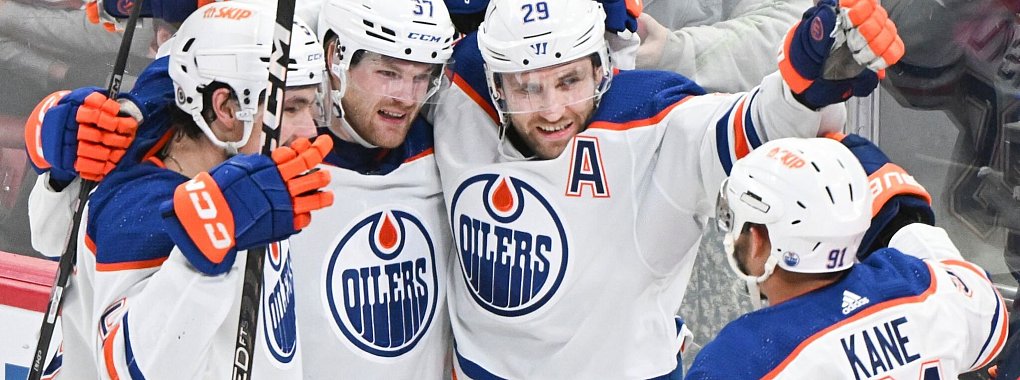 Leon Draisaitl (2.v.r.) von den Edmonton Oilers jubelt mit seinen Teamkollegen nach seinem Treffer. - © Graham Hughes/The Canadian Press via AP/dpa