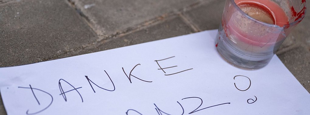 Eine Kerze und ein Zettel mit der Aufschrift «Danke Franz!», liegen vor dem Geburtshaus von Franz Beckenbauer in München. - © Lennart Preiss/dpa