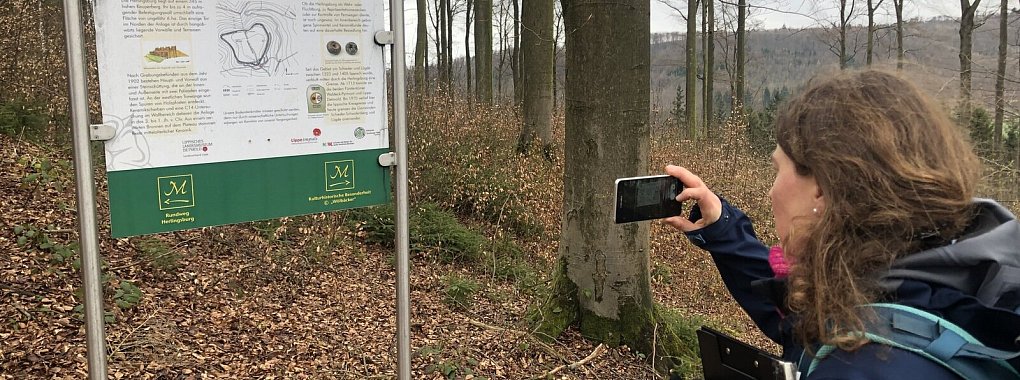 Liane Jordan dokumentiert den Höhepunkt des Mythenweges, der Herlingsburg - © Silke Buhrmester