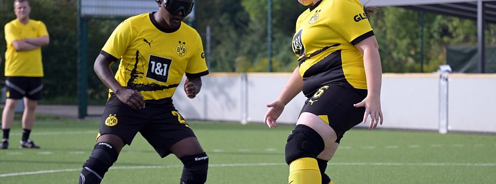 Die Blindenfußballer trainieren nicht nur das Dribbling und Zweikämpfe. Ein wichtiger Aspekt ist auch die Kommunikation auf dem Platz und mit den sehenden Guides. - © Federico Gambarini/dpa