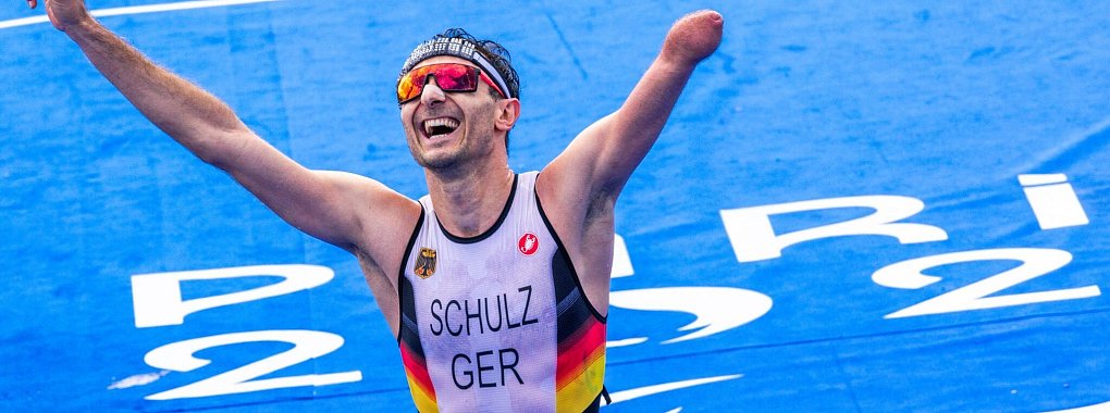 Triathlet Martin Schulz freut sich über Bronze. - © Jens Büttner/dpa