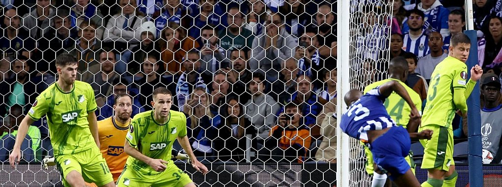 Rückschlag für Hoffenheim: Tiago Djalo (3.v.r) erzielt das Tor zum 1:0 für Porto. - © Luis Vieira/AP