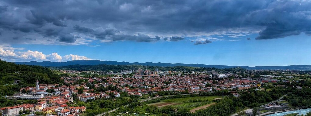 Entstanden auf Willen Titos: Aussicht auf die Stadt Nova Goricia. - &copy; Alen Kosma?/www.slovenia.info/dpa-tmn