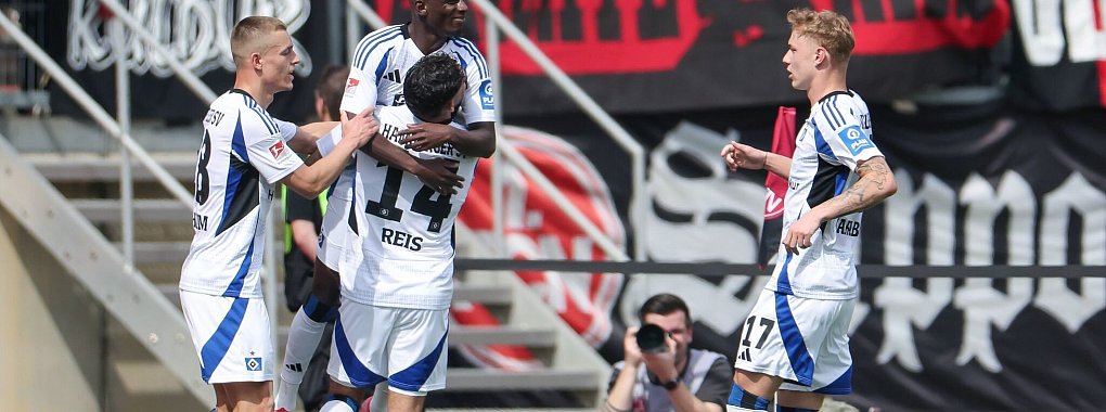 Obenauf: Jean-Luc Dompé wird nach seinem Tor zum 2:0 von den HSV-Kollegen gefeiert. - © Daniel Löb/dpa