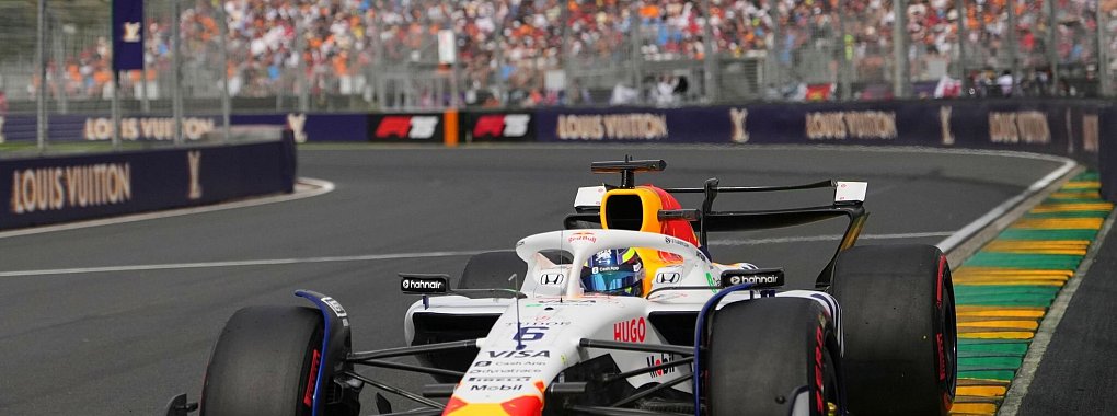 Isack Hadjar plagt sich in Suzuka mit seinem Gurt. - &copy; Scott Barbour/AP/dpa