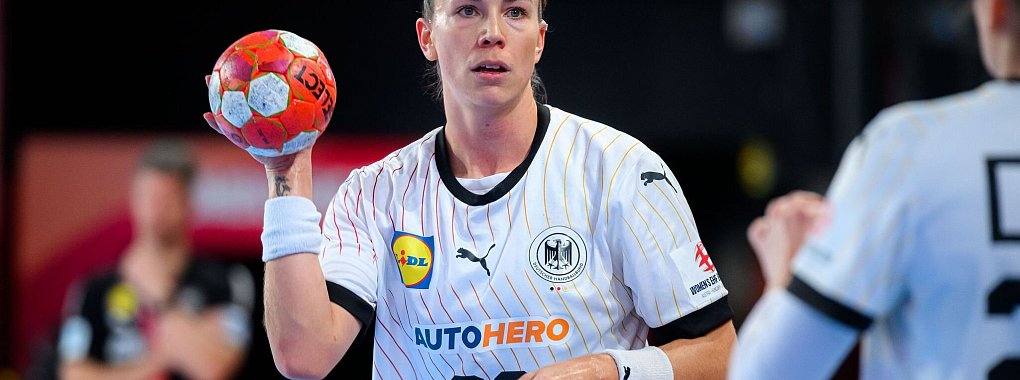 Die ehemalige Co-Kapitänin Emily Bölk ist zurück im Nationalteam. - © Marco Wolf/dpa