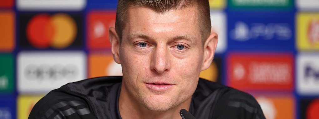 Reals Toni Kroos hält sich zu einer möglichen DFB-Rückkehr weiter bedeckt. - © Jan Woitas/dpa
