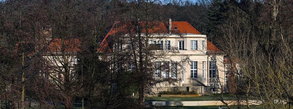 Blick auf ein Gästehaus in Potsdam, in dem AfD-Funktionäre sowie einzelne Mitglieder der CDU und der erzkonservativen Werteunion an einem Rechten-Treffen teilgenommen haben. - © Jens Kalaene/dpa
