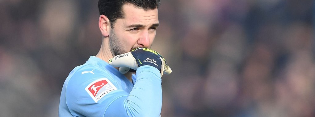 Spielte mit gebrochenem Daumen: Torwart Marko Johansson von Eintracht Braunschweig. - © Swen Pförtner/dpa