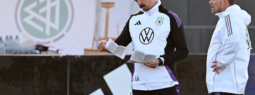 Julian Nagelsmann (r) plant f&uuml;r die EM fest mit Leroy San&eacute;. - &copy; Arne Dedert/dpa