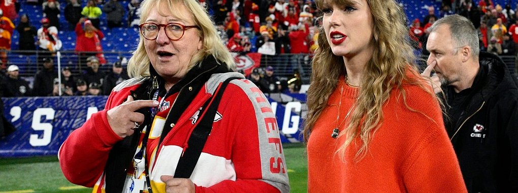 Die Musikerin Taylor Swift (r) und Donna Kelce, die Mutter ihres Partners Travis Kelce. - © Nick Wass/AP/dpa