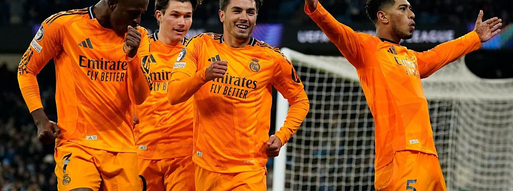 Jude Bellingham (r) von Real Madrid jubelt nach dem dritten Tor mit seiner Mannschaft. - © Dave Thompson/AP/dpa