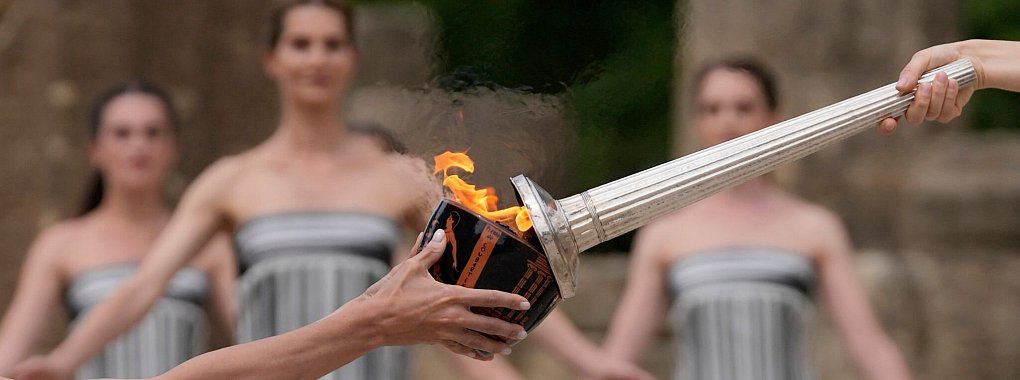 Darstellerinnen nehmen an der offiziellen Zeremonie zur Entz&uuml;ndung der Flamme f&uuml;r die Olympischen Spiele in Paris auf dem Gel&auml;nde des antiken Olympia in Griechenland teil. - &copy; Thanassis Stavrakis/AP