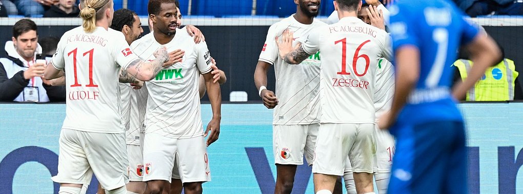 Führungstor für Augsburg: Joker Samuel Essende (3.v.l.) - © Uwe Anspach/dpa