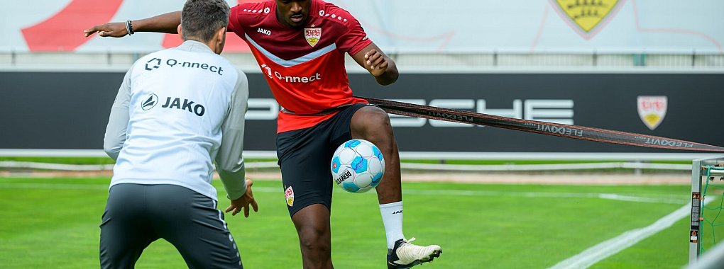 Beim Trainingsauftakt im Juli war noch alles gut: Jetzt hat sich Dan-Axel Zagadou wieder schwer am Knie verletzt. - © Marco Wolf/dpa