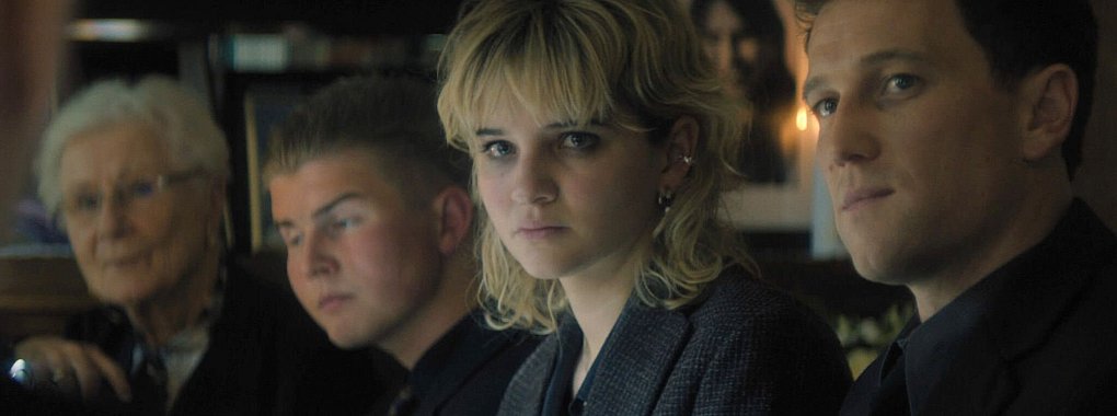 Wo laufen die vielen Fäden zusammen? Rosa (Lisa Vicari) und Tomasz (Artjom Gilz) in einer Szene der ARD-Miniserie «The Next Level». - © Jakub Bejnarowicz/ARD Degeto Film/Letterbox Filmproduktion GmbH/dpa