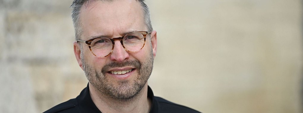 Der Cheftrainer Gerben Wiersma wird nun Trainingseinsätze in Stuttgart absolvieren. (Archivbild) - © Marijan Murat/dpa