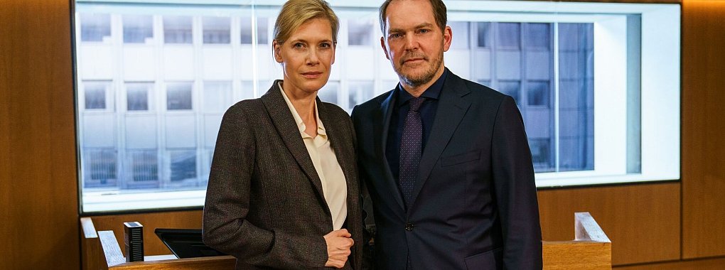Im neuen Gerichts-Drama von Ferdinand von Schirach spielen Ina Weisse und Godehard Giese ein ehemaliges Paar, das sich vor Gericht gegenübersteht. - © Julia Terjung/ZDF/dpa