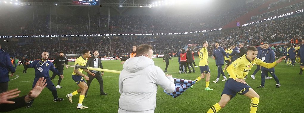 Anh&auml;nger von Trabzonspor hatten nach dem 2:3 gegen Fenerbahce Istanbul den Platz gest&uuml;rmt und Spieler und Trainer des Gegners angegriffen. - &copy; Huseyin Yavuz/DIA-Imagas via AP/dpa