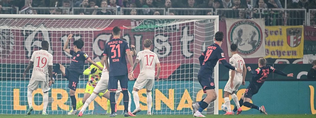 Jonathan Burkardt (r) trifft zum 3:1 für Mainz. - © Harry Langer/dpa