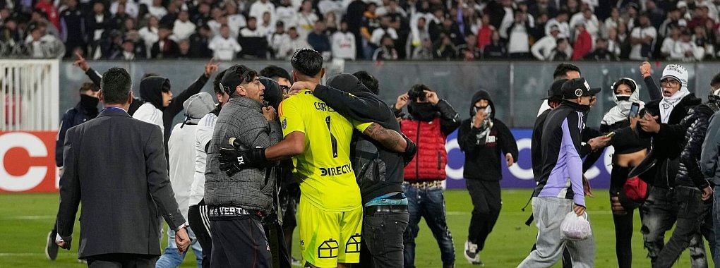 Das Spiel Colo Colo - Fortaleza in Santago de Chile wurde nach Ausschreitungen abgebrochen. - © Esteban Felix/AP/dpa