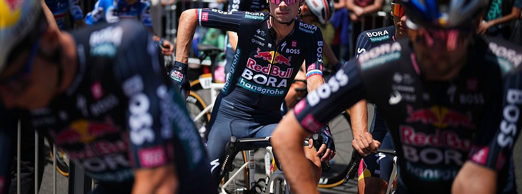 Der Kapitän ist raus: Primoz Roglic (M) musste die Tour verletzt verlassen. - © Daniel Cole/AP/dpa