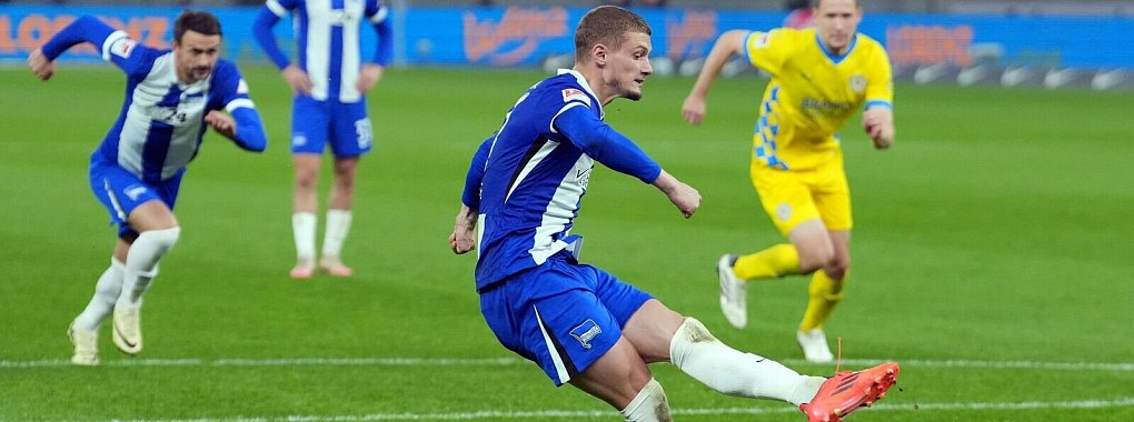 Michael Cuisance (M) leitete per Elfmeter die Wende für Hertha ein. - © Soeren Stache/dpa