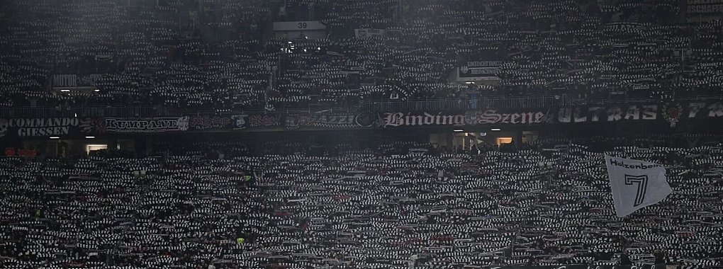Das Eintracht-Heimspiel gegen den FC Augsburg stand ganz im Zeichen des Gedenkens an Bernd H&ouml;lzenbein. - &copy; Arne Dedert/dpa