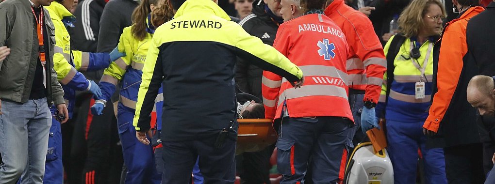 Beim Spiel in Amsterdam ist es zu einem medizinischen Notfall gekommen. - © Bart Stoutjesdijk/ANP/dpa