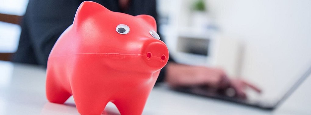 Das Geld verliert auf dem Konto an Wert - &copy; Foto: Christin Klose/dpa-tmn