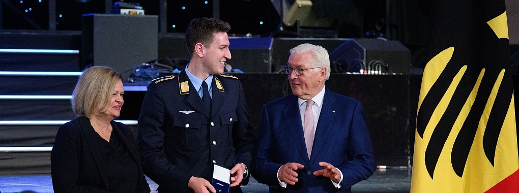 Schwimm-Olympiasieger Lukas Märtens wird von Bundespräsident Frank-Walter Steinmeier und Bundesinnenministerin Nancy Faeser mit dem Silberenen Lorbeerblatt ausgezeichnet. - © Bernd von Jutrczenka/dpa