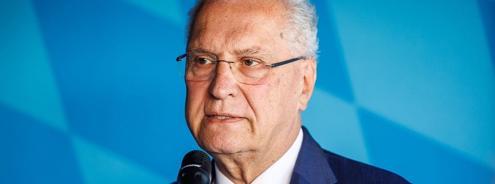 Will DFB und DFL beim Thema Gewalt im Fußball in die Pflicht nehmen: Bayerns Innenminister Joachim Herrmann (CSU). - © Matthias Balk/dpa
