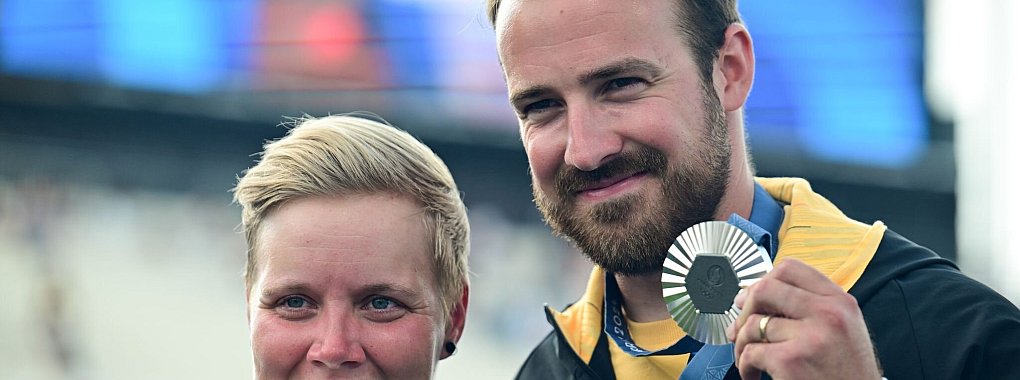 Michelle Kroppen und Florian Unruh jubeln &uuml;ber die erste deutsche Olympia-Medaille im Mixed. - &copy; Sina Schuldt/dpa