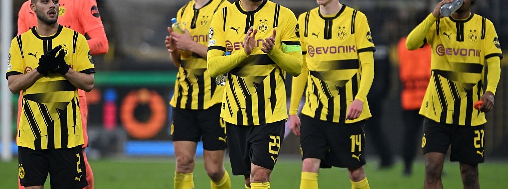 Kapitän Emre Can (M) fand nach dem Spiel deutliche Worte. - © Federico Gambarini/dpa