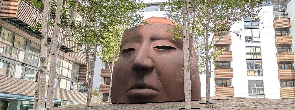 Im Innern der Gainsborough Studios in London erinnert eine gro&szlig;e Skulptur des K&uuml;nstlers Antony Donaldson an den &laquo;Master Of Suspense&raquo;: Alfred Hitchcock. - &copy; Philip Dethlefs/dpa