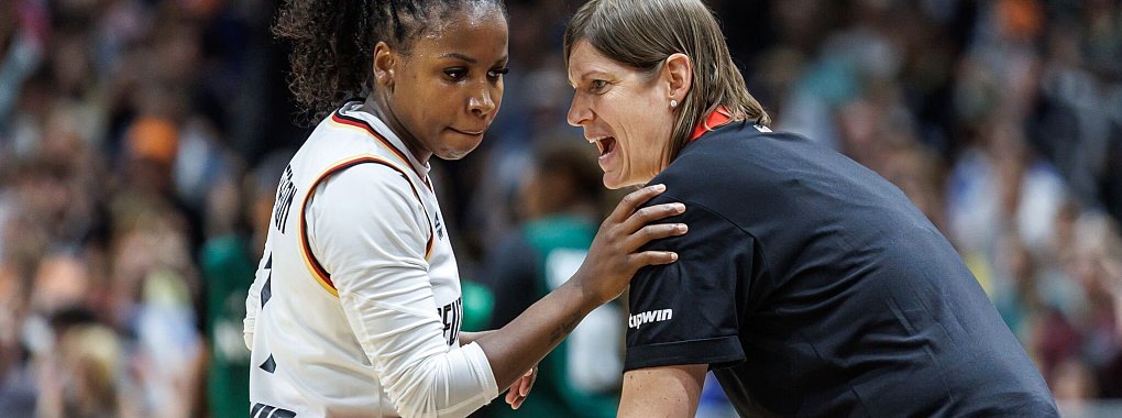 Deutschlands Alexis Peterson im Gespr&auml;ch mit Bundestrainerin Lisa Thomaidis. - &copy; Andreas Gora/dpa