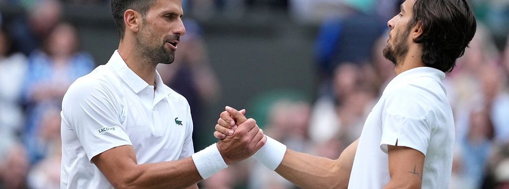Novak Djokovic (l) steht nur wenige Woche nach einer Knie-Operation im Wimbledon-Finale. - &copy; Mosa\\\'ab Elshamy/AP