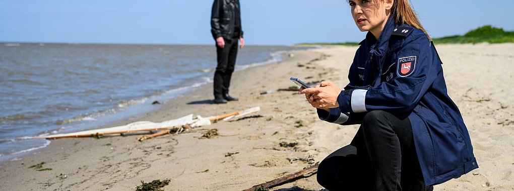 Süher Özlügül untersucht die Überreste eines Segelbootes. - © Willi Weber/ZDF/dpa