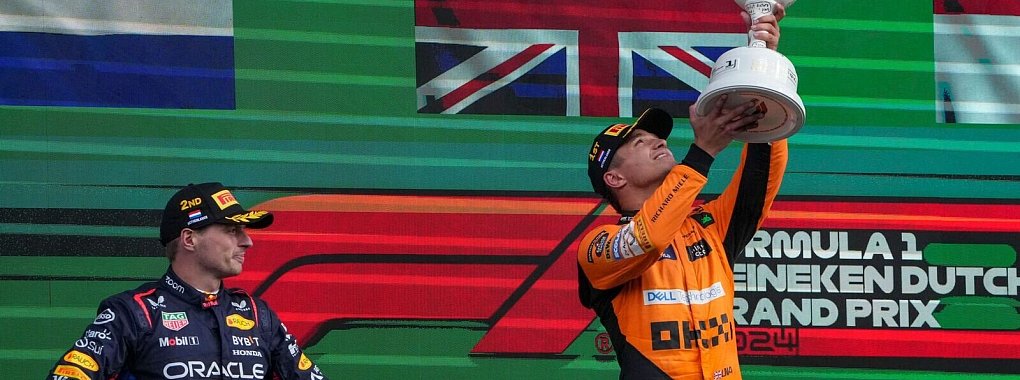 Max Verstappen (l) muss sich Lando Norris geschlagen geben. - © Peter Dejong/AP/dpa
