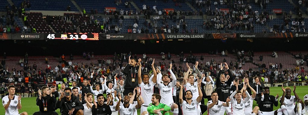 Jubel im Camp Nou: Frankfurt kommt in Barcelona weiter. - © Arne Dedert/dpa