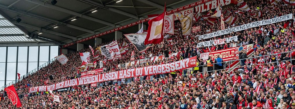 Mainzer Fans protestieren gegen Jürgen Klopps Engagement bei Red Bull. - © Torsten Silz/dpa